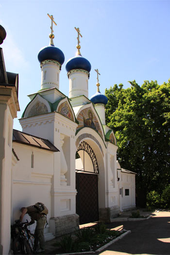 Вход в Свято-Иоанно-Богословский мужской монастырь